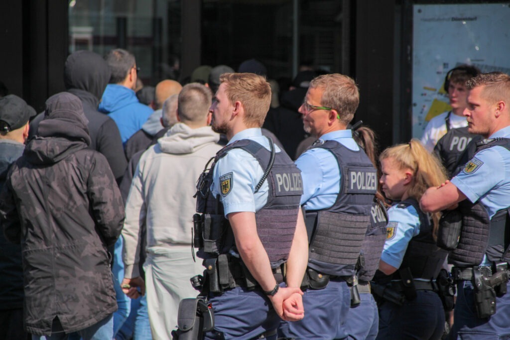 Düsseldorf | Starke Polizeipräsenz Bei Der An- Und Abreise Der Fans Von ...